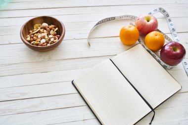 Bantla ölçülen not defteri meyve kahvaltısı beslenme kondisyonu