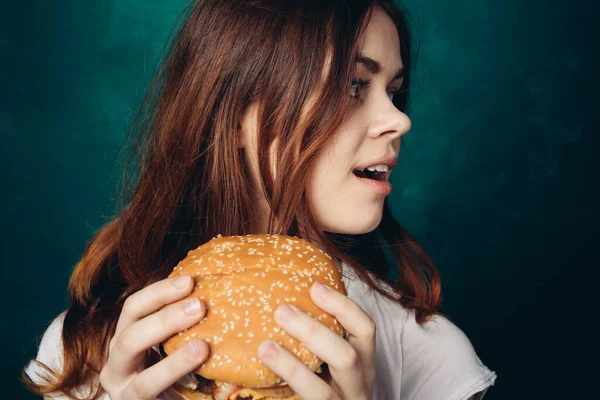 Kobieta jedzenie hamburger fast food przekąska zbliżenie — Zdjęcie stockowe