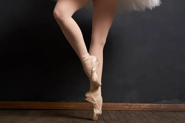 Ballerina benen oefening prestaties klassieke stijl close-up — Stockfoto