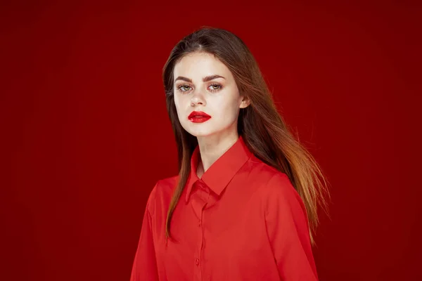 Mulher em camisa vermelha posando moda lábios vermelhos diversão — Fotografia de Stock