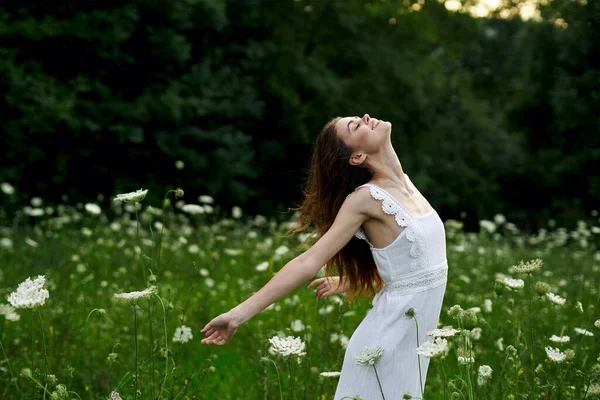 Jolie femme en robe blanche champ fleurs liberté nature — Photo