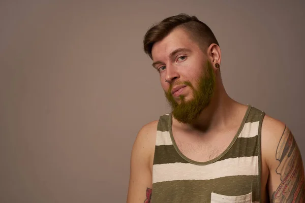 Schöner Mann mit Tätowierungen auf den Armen modische Frisur Emotionen — Stockfoto