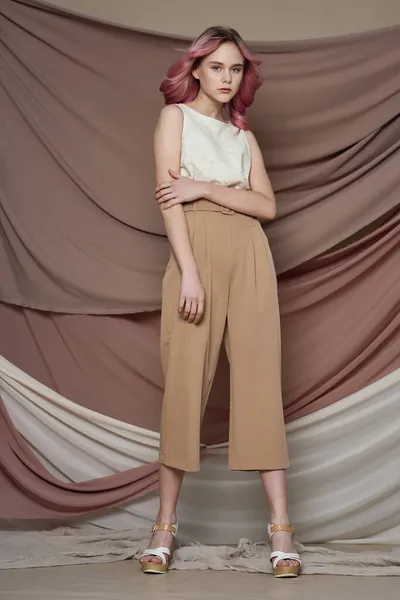 Hipster nő rózsaszín haj pózol divat ruhák elszigetelt háttér — Stock Fotó