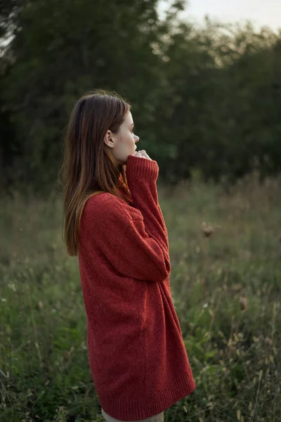 Kadın dışarıda, tarlada. Temiz hava.