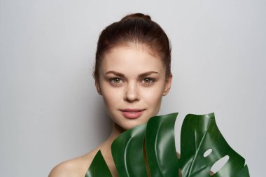 Güzel kadın çıplak omuzlar kırmızı dudaklar spa tedavileri yapıyor.