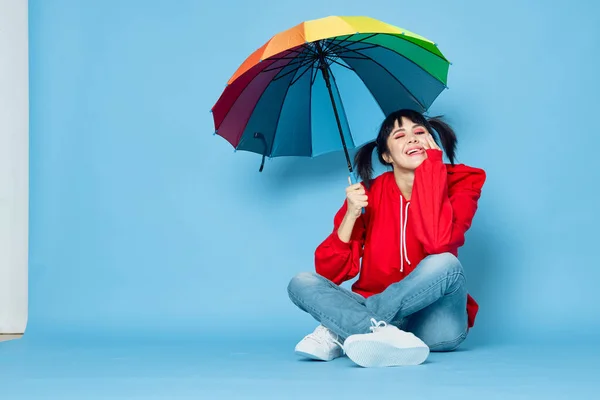 Donna allegra in rosso t-shirt arcobaleno colore ombrello moda — Foto Stock