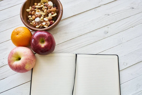 Cereais de frutas nutrição adequada notepad dieta de pequeno-almoço vista superior — Fotografia de Stock
