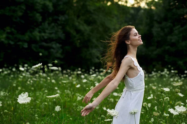 Bella donna in abito bianco campo fiori libertà natura — Foto Stock