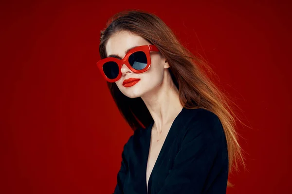 Glamorous woman wearing sunglasses red lips posing close-up — Stock Photo, Image