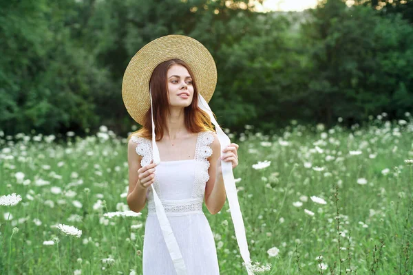 Женщина в белом платье цветы природа ходить шарм — стоковое фото