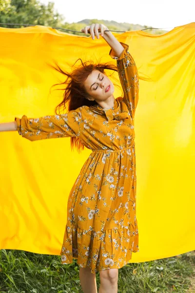 Attraktiv kvinna utomhus frisyr sommar poserar gul bakgrund — Stockfoto