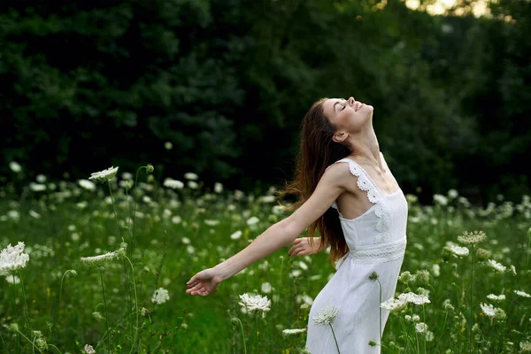 Bonita mulher em branco vestido campo flores liberdade natureza — Fotografia de Stock