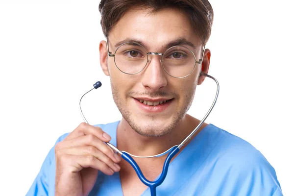 Hombre en médico uniforme cuidado de la salud estetoscopio examen aislado antecedentes — Foto de Stock