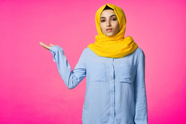 穆斯林妇女，头戴头巾，装扮时尚，粉红背景 — 图库照片
