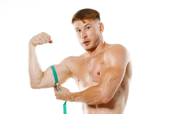 Homem atlético com fita métrica treino muscular — Fotografia de Stock