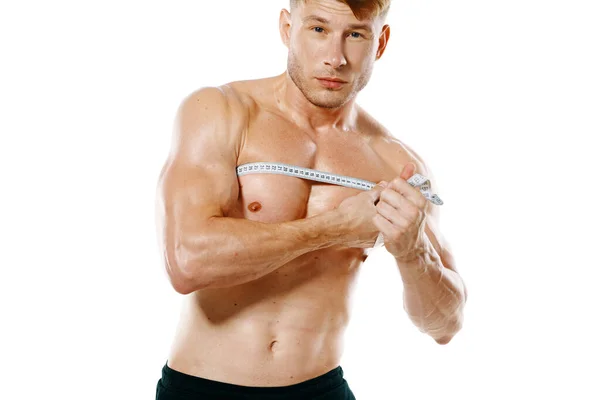 Atlético homem mede músculos aptidão posando fisiculturista — Fotografia de Stock