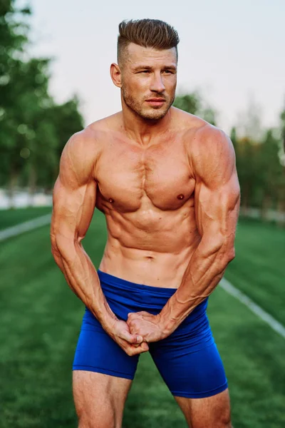 Hombre con bombeado cuerpo muscular al aire libre ejercicio de salud —  Fotos de Stock