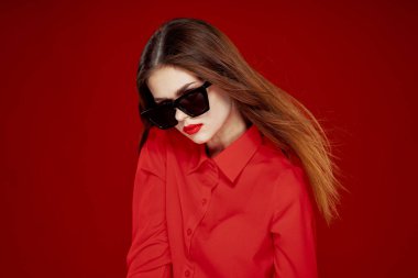 Güneş gözlüğü takan göz kamaştırıcı bir kadın.