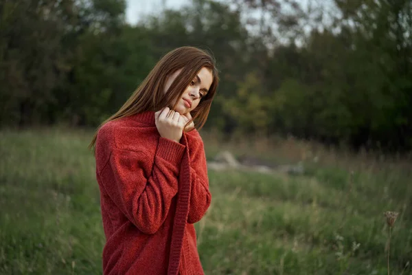 Женщина на улице в красном свитере прохладная природа — стоковое фото