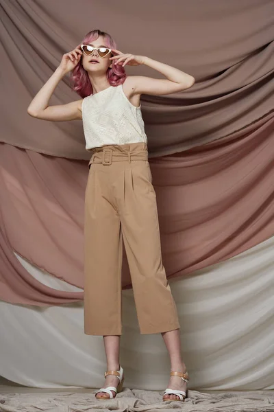 Hipster donna rosa capelli posa moda abiti isolato sfondo — Foto Stock