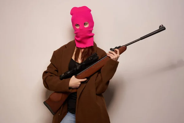 핑크 마스크 를 쓴 위험 한 범죄 유행을 따르는 여성 — 스톡 사진