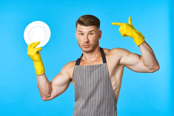 Vaatwasser rubberen handschoenen plaat in handen blauwe achtergrond — Stockfoto