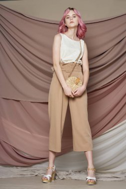 Havalı kıyafetler içindeki güzel kadın göz kamaştırıcı saç stili lüksüne sahip.