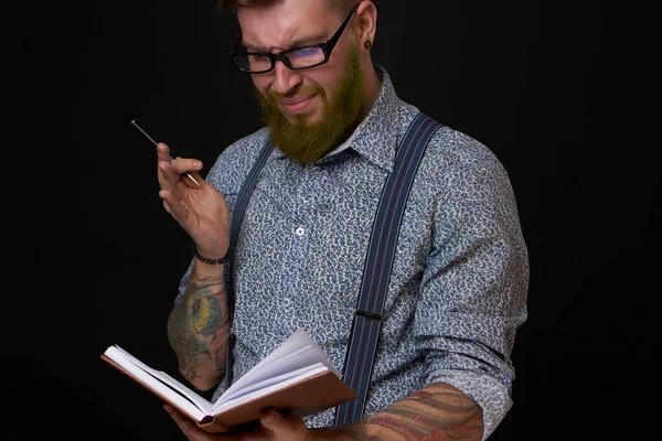 A business man in a shirt with a notebook in the hands of a manager — Stock Photo, Image