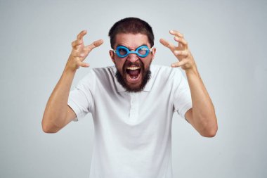 Yüzmek için beyaz gömlek gözlükleri.