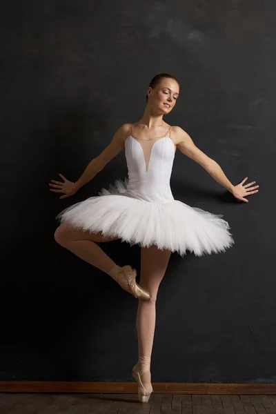 Bailarina danza clásico rendimiento el fondo oscuro —  Fotos de Stock