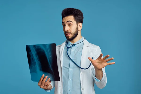 Radiologista radiologista exame de raios-X hospital tratamento paciente fundo azul — Fotografia de Stock