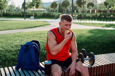 Sportif adam yedek kulübesinde oturuyor.