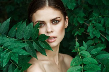 Çekici kadın yeşil yapraklar temiz cilt doğa yaz modeli