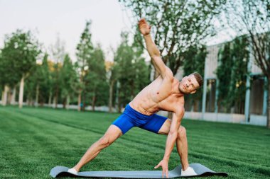 Sportif kaslı adam spor için parktaki spor motivasyonuna gidiyor.