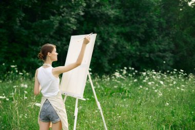 Kadın ressam manzara çiziyor doğa yaratıcı çiziyor