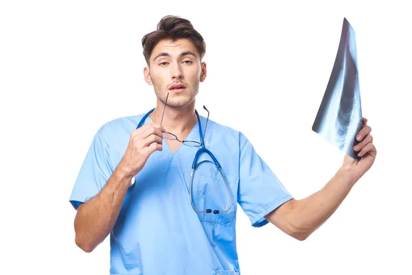 Uomo in uniforme medico trattamento sanitario esame radiografico sfondo isolato — Foto Stock