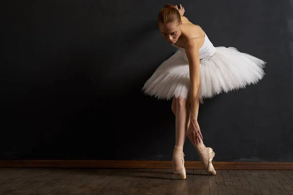 Ballerina dansföreställning klassisk mörk bakgrund tradition — Stockfoto