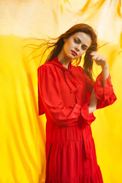 빨간 옷을 입은 예쁜 여자, 노란 천을 배경으로 — 스톡 사진