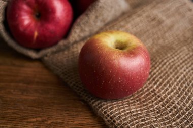 Tahta masadaki elmalar vitaminler taze meyveler organik