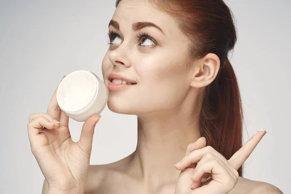 Женщина с банкой крема макияж лица уход за кожей крупным планом — стоковое фото