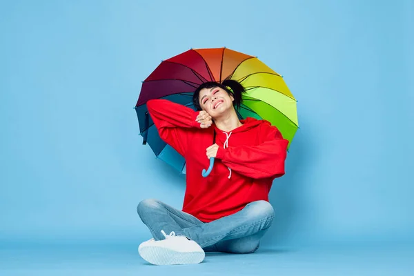 Femme gaie en t-shirt rouge couleur arc-en-ciel parapluie mode — Photo