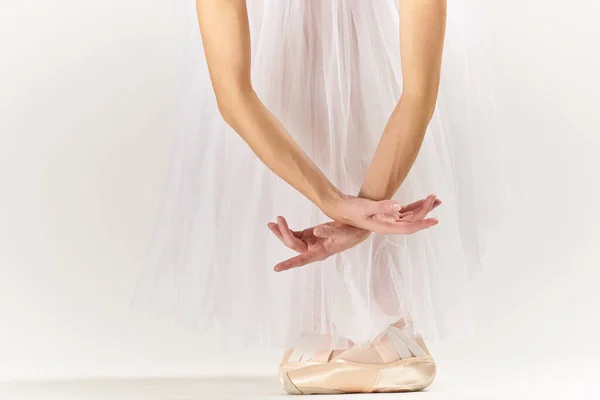 Bailarina pés dança realizada clássico estilo luz fundo — Fotografia de Stock