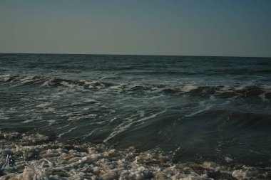 Dalgalar kumsal kumsal manzarası okyanus yaz seyahati