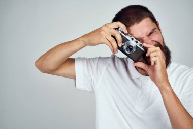 Sakallı adam fotoğrafçı profesyonel kamera yaşam tarzı hafif arka plan