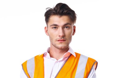 Turuncu yelek giyen mühendis profesyonel poz veriyor.