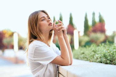 Güzel bir kadın açık havada temiz hava yaşam tarzıyla yürür.