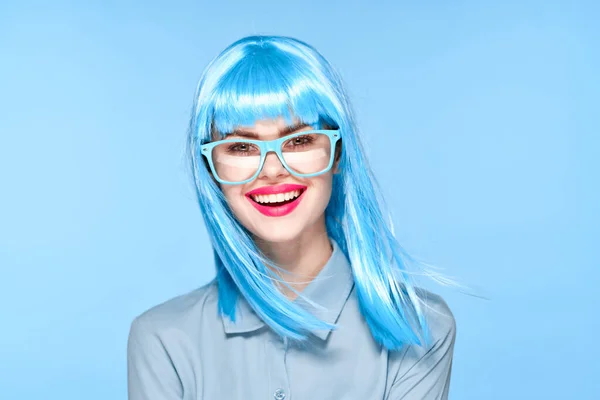 Csinos nő lila paróka kék haj modell — Stock Fotó