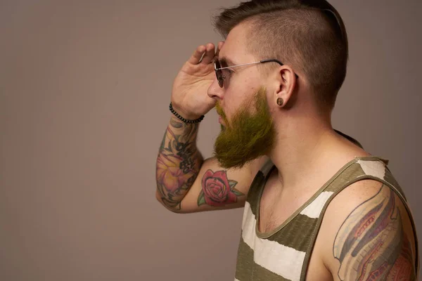 Brutal homem tatuagens em seus braços posando estilo de vida forma recortada vista — Fotografia de Stock