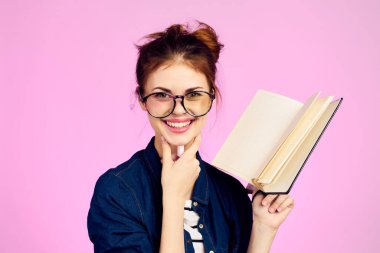 Not defteri ve kalem ofisi olan kadın sekreter pembe arka plan