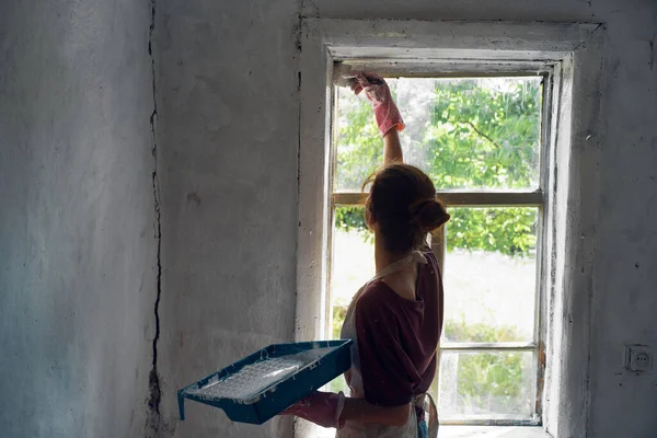 Femeie casa pictor vopsea perete acasă renovare decor — Fotografie, imagine de stoc